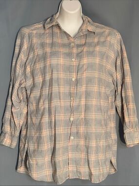 Casual Light Gray Plaid Button-Down Shirt with Peach Accents